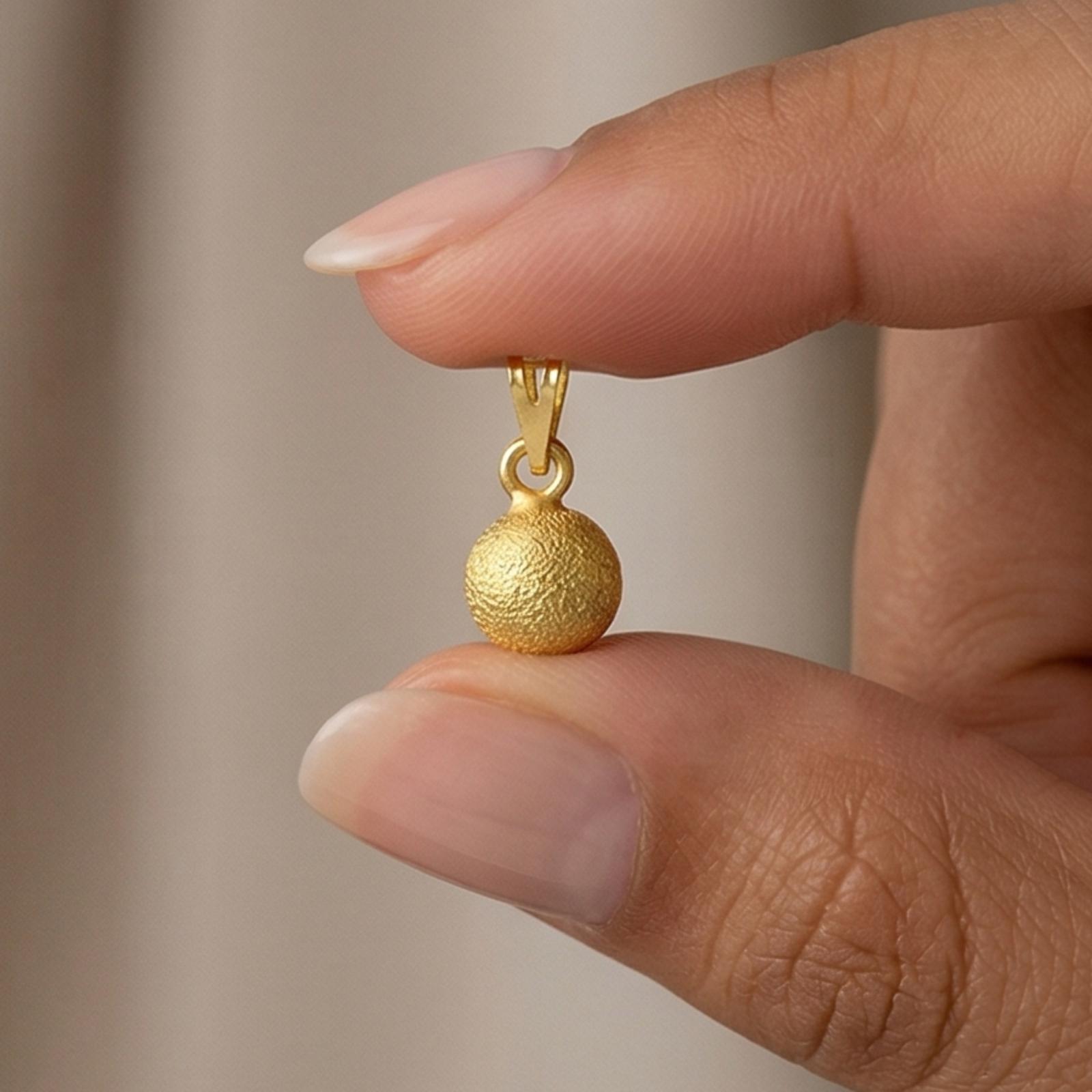 Sophisticated 18K Gold Pendant Set Crafted to Deliver Lasting Shine and Beauty - Image 2