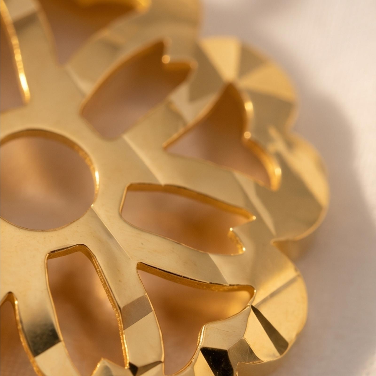 Discover the opulence of a 21 karat gold pendant - Image 2
