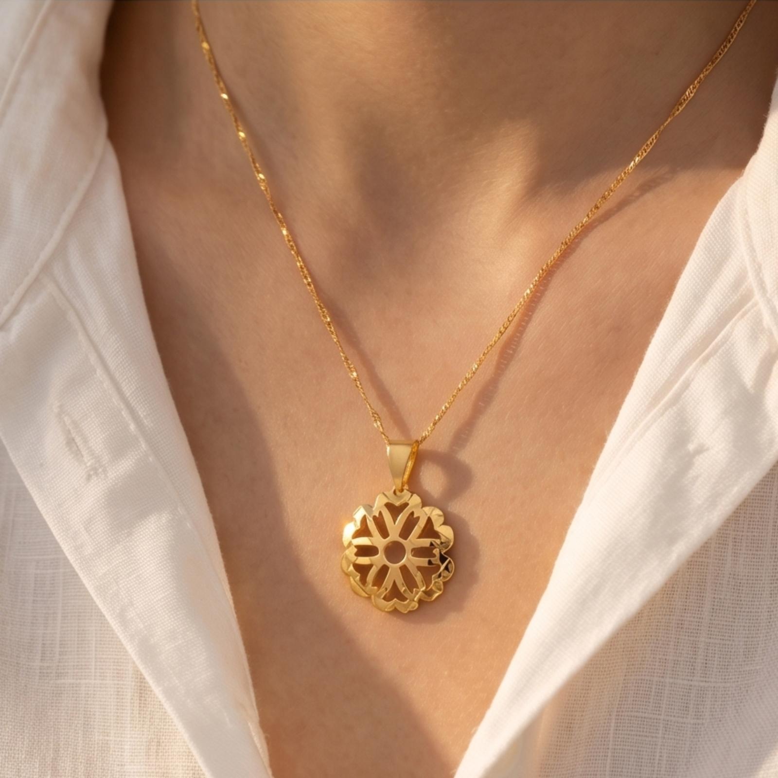 Discover the opulence of a 21 karat gold pendant - Image 4