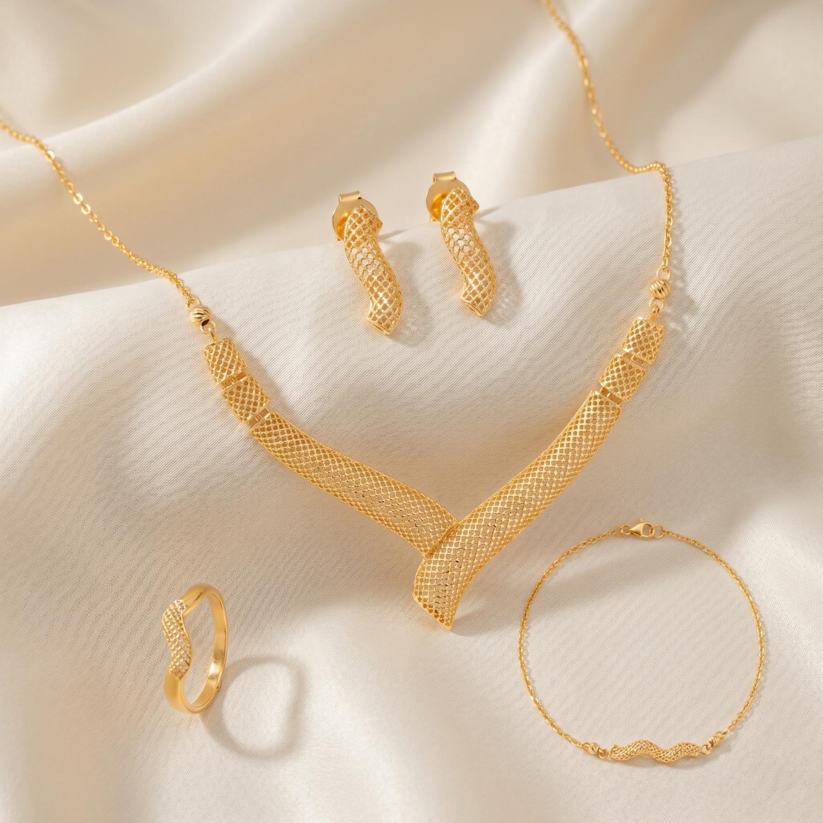 Shimmer and Shine This Season with 21K Gold Necklace Sets