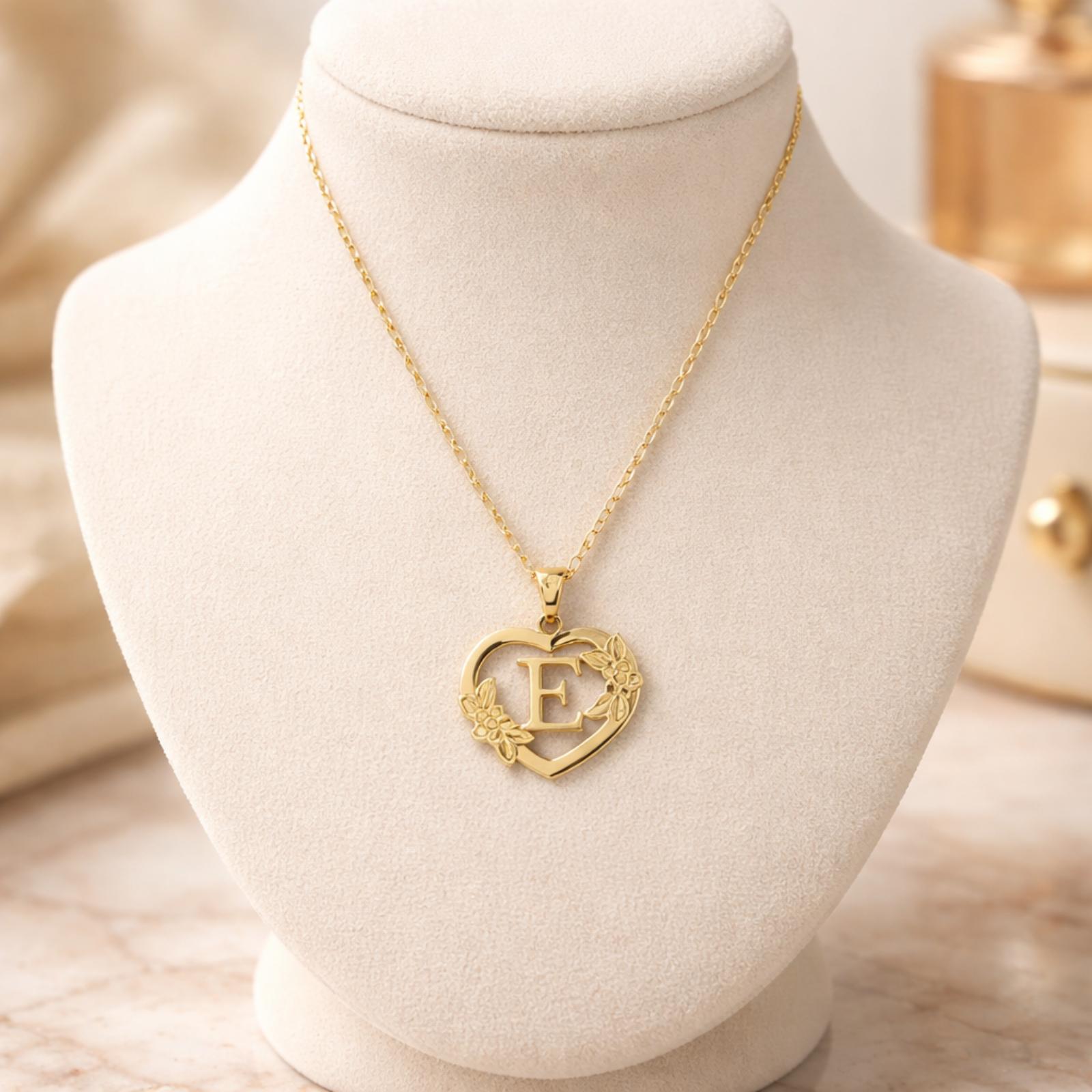 18K Gold 'E' Pendant Necklace - Image 4
